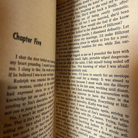 Evil At Hillcrest by Julie Ellis 1971 First Printing Avon Books Paperback Gothic - Picture 7 of 8